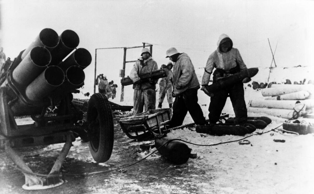 2.WW. Eastern front - Theatre of war - campaign against soviet union: Siege of Leningrad Sept.41-Jan.44:German soldiers loading a rocket-launcher - January 1944