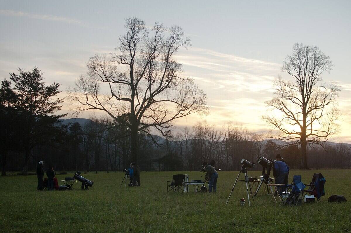 2048px-Cades_Cove_stargazing_event,_November_17,_2018--Jessie_Snow_(45937358752)