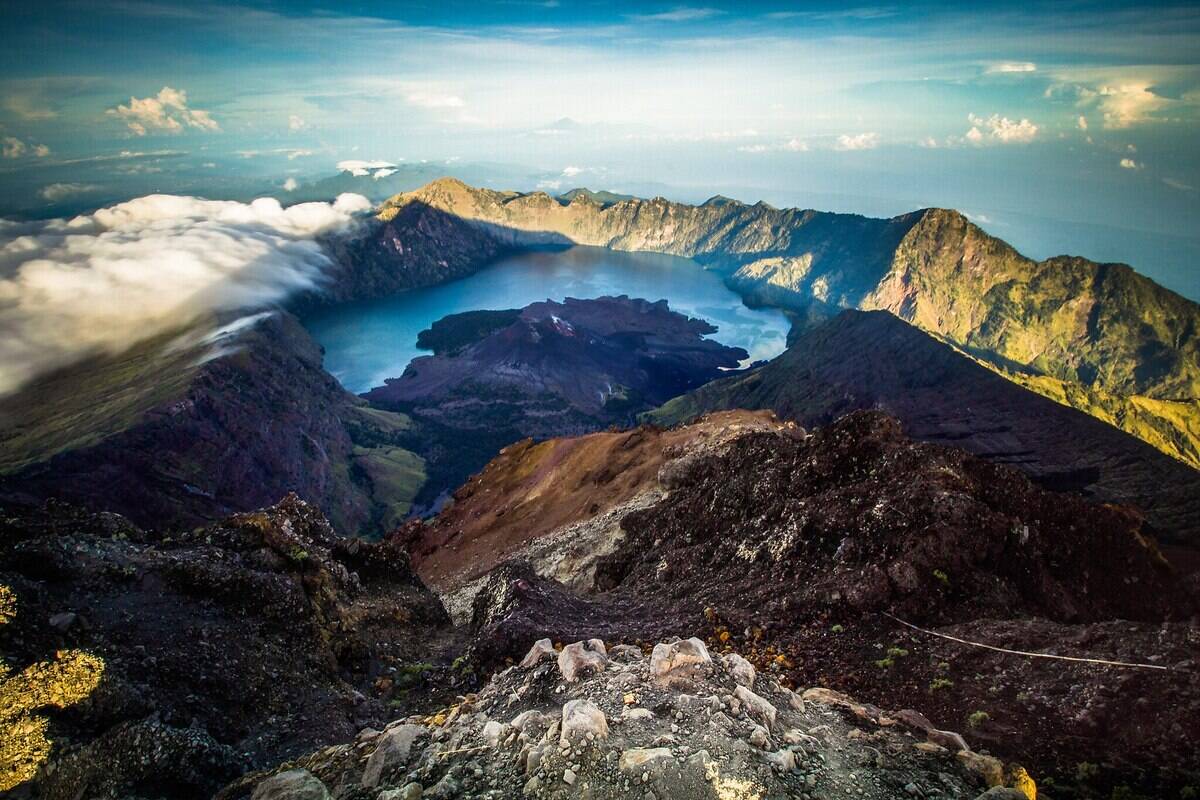 2048px-Gunung_Rinjani_dan_danau_Segara_Anak