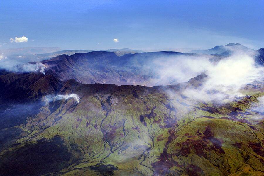 Caldera_Mt_Tambora_Sumbawa_Indonesia (1)