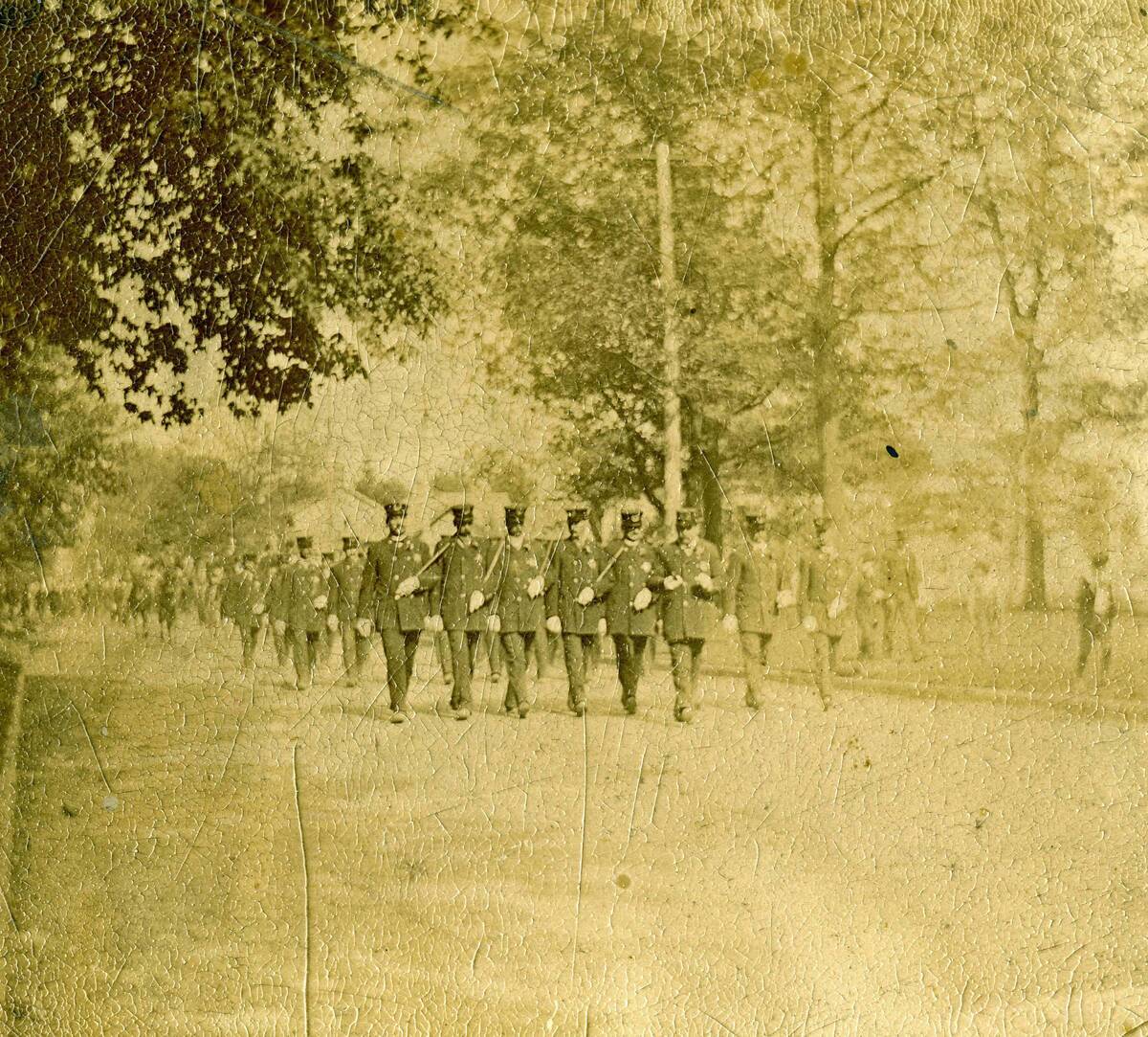 Knights_of_Pythias_on_parade_ DPLA_-_5e1ff2f87a171dfcc218705071ffe751_(cropped)