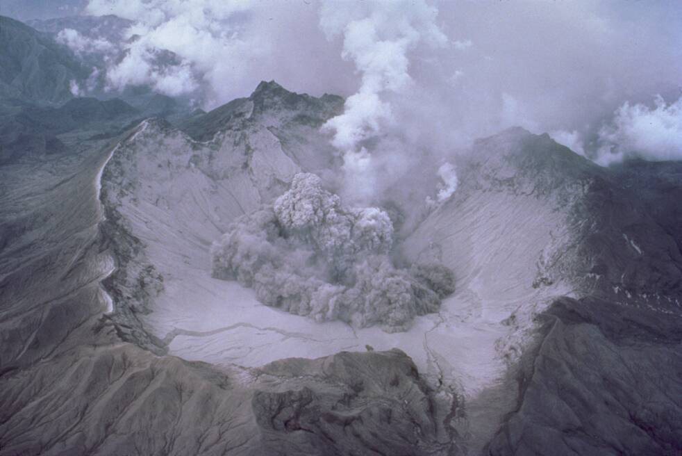 Pinatubo_early_eruption_1991