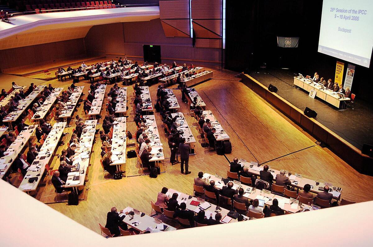 A general view of the 28th session of th