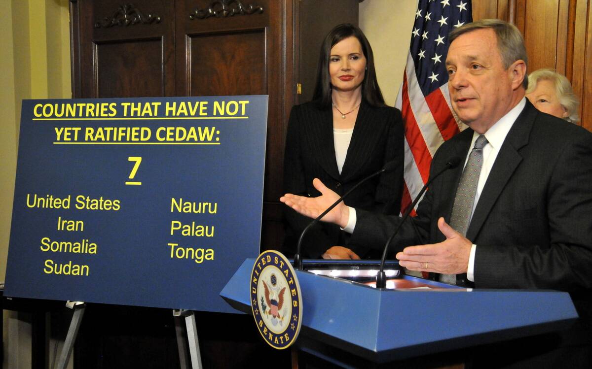 Actress Geena Davis (C) and US Senator D