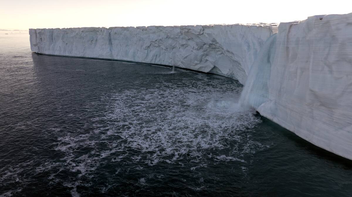 Arctic Ocean melts into Atlantic Ocean due to global warming