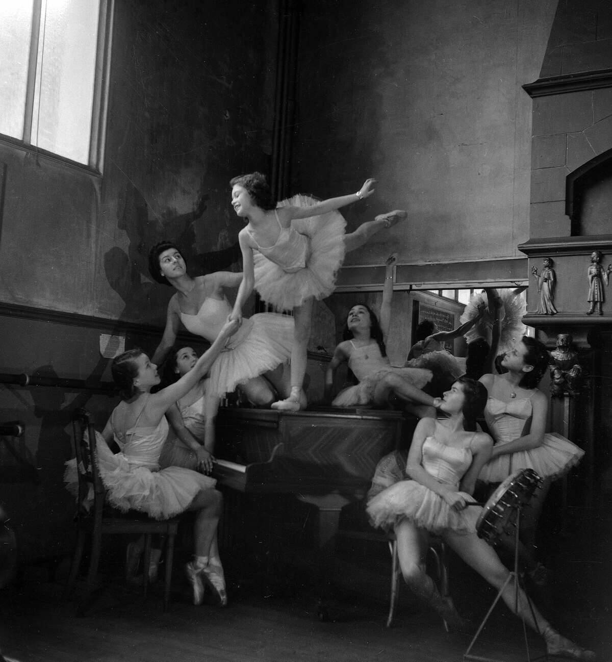 Brigitte Bardot, child, during dance of Mrs Bourga