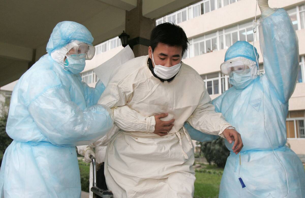 Chengdu Medical Staffs Take Part In Anti-SARS Drill