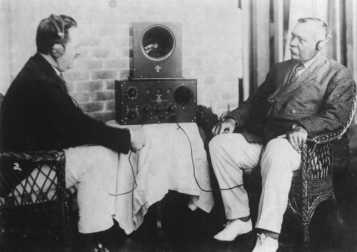 Doyle, Arthur Conan Sir - Doctor, Writer, GB *22.05.1859-07.07.1930+ Portrait giving a radio interview (at right) - ca. 1925 - Photographer: Walter Gircke Vintage property of ullstein bild