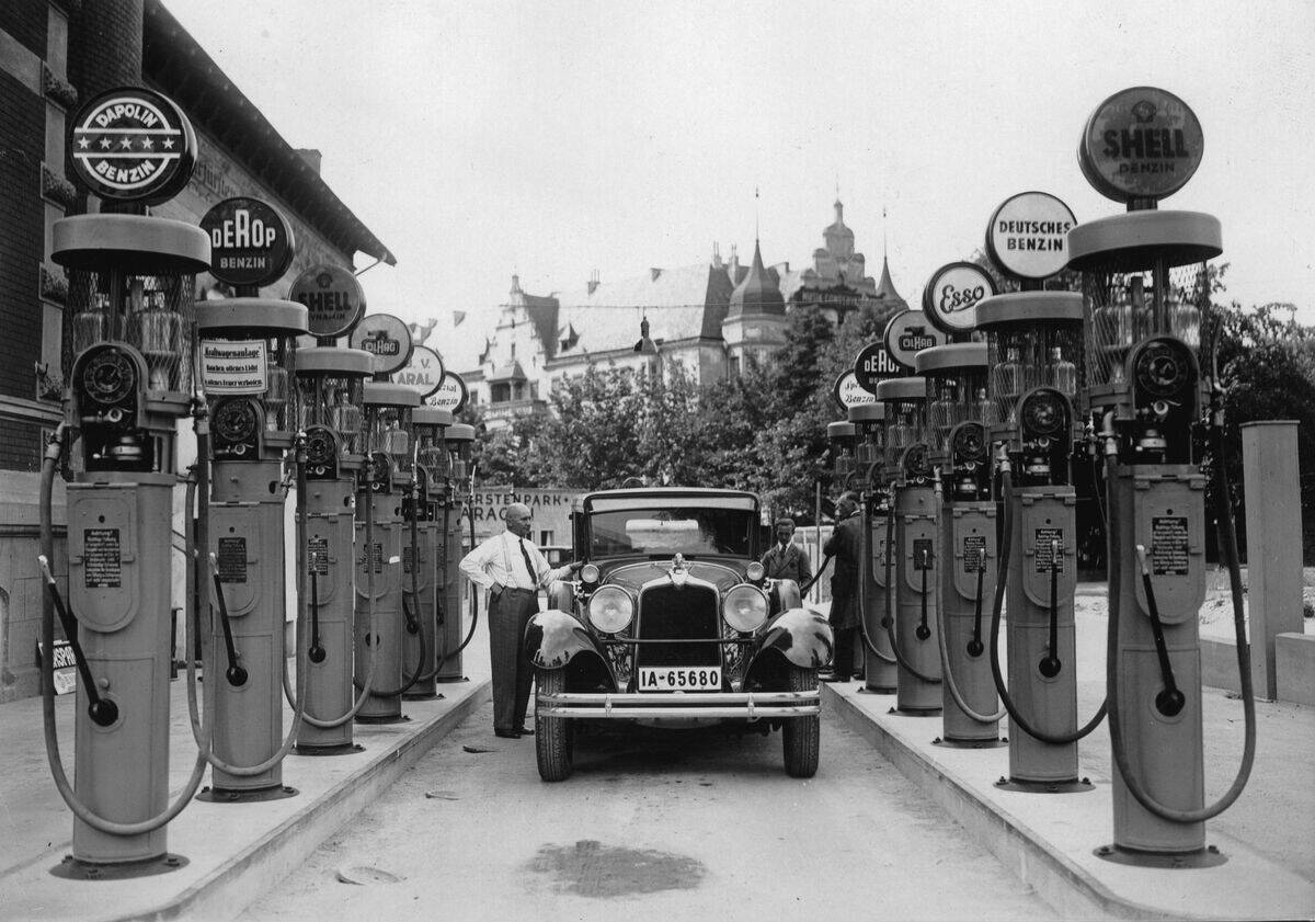 Gas station with twelve different offers. Halensee, Germany. hotograph. 1930. (Photo by Austrian Archives (S)/Imagno/Getty Images)