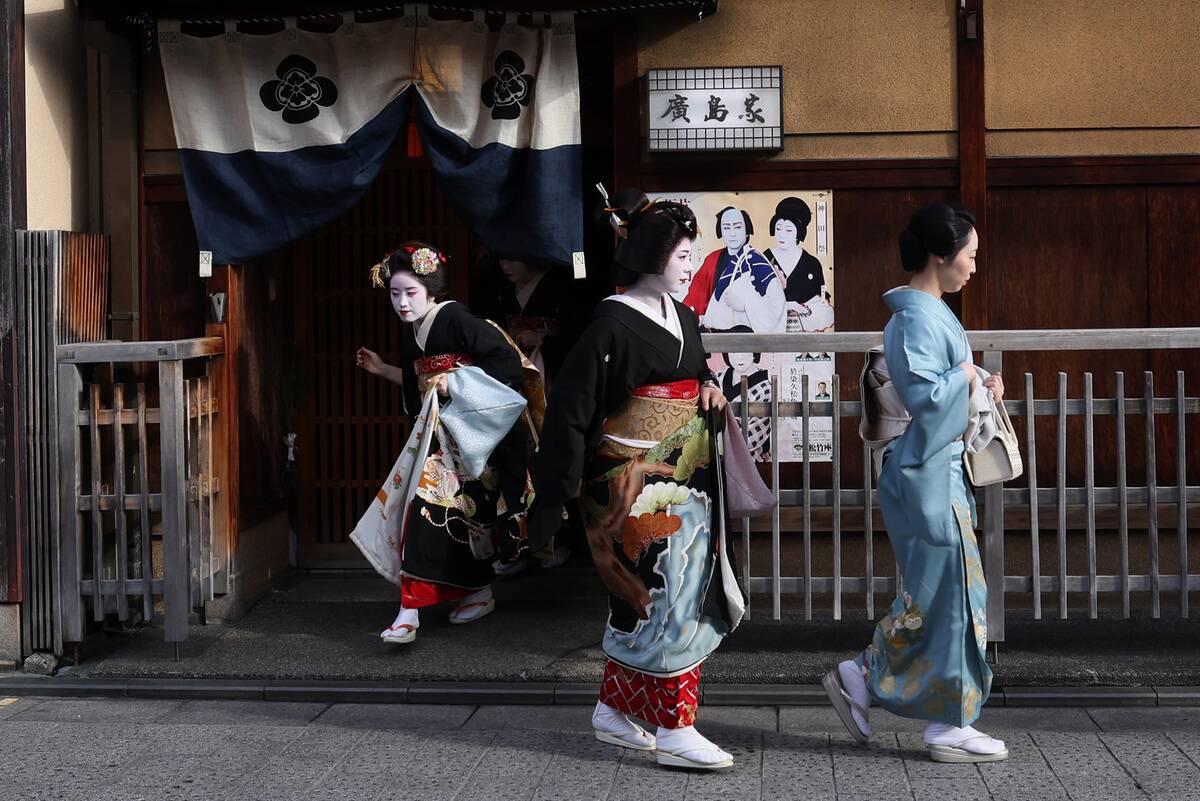 Geiko And Maiko Celebrate New Year