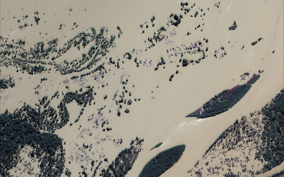 Heavy floods swallowed up nearly 1,000 houses in Altai Republic in Russia. This is DigitalGlobe satellite imagery from June 5th, 2014.