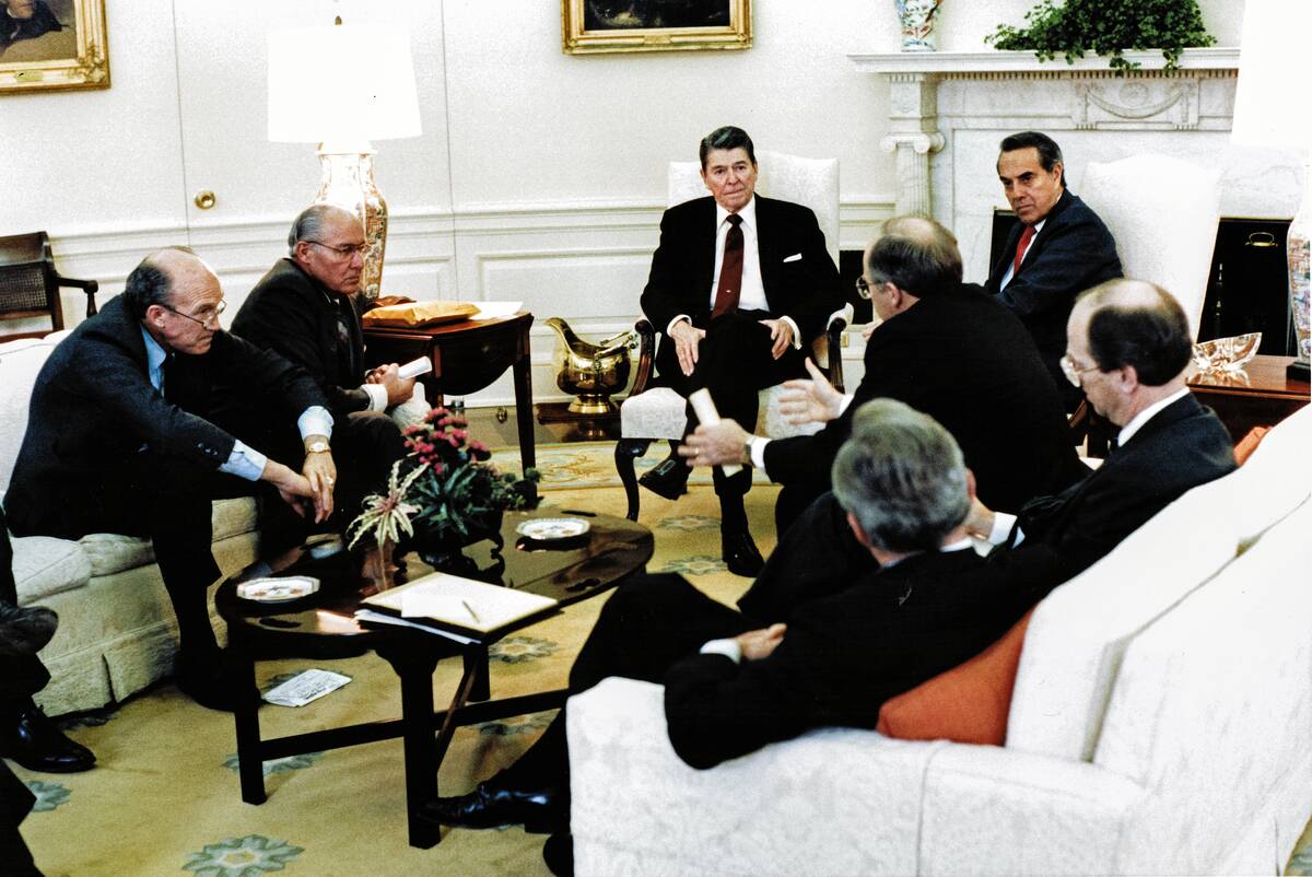 Reagan Meets With Congressional Leaders