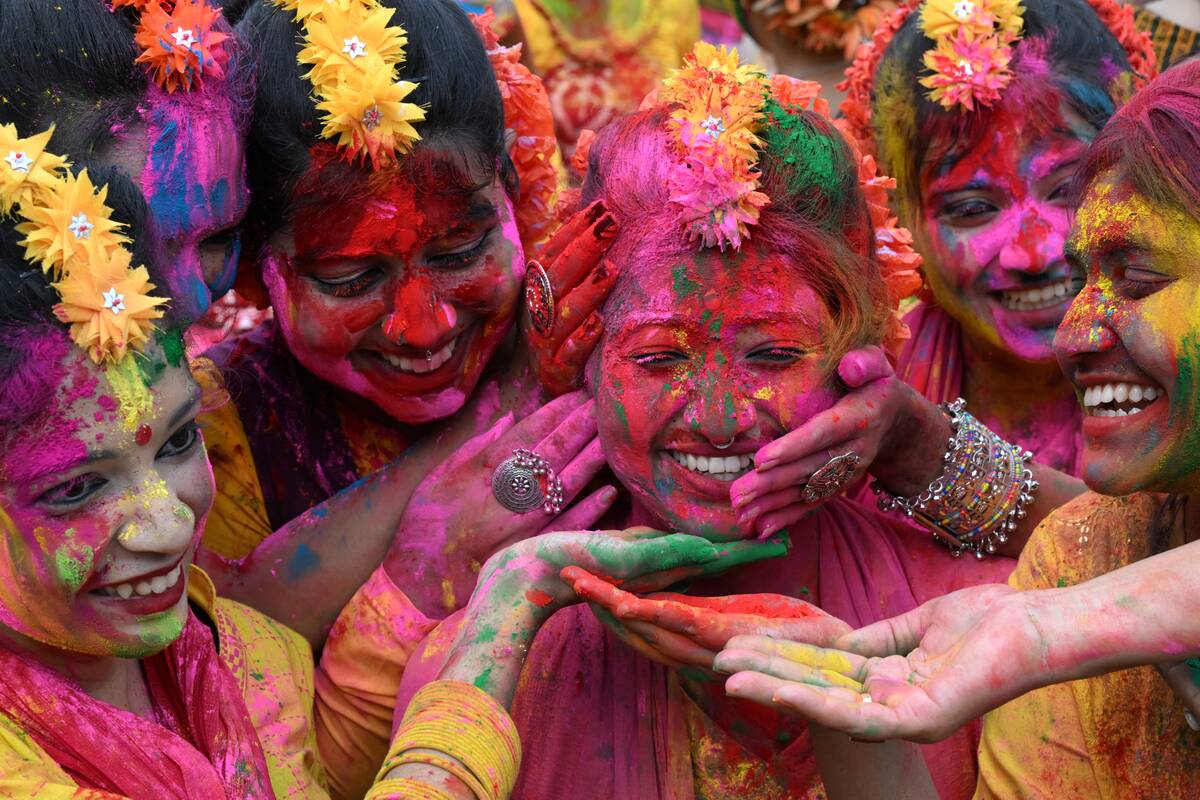 TOPSHOT-INDIA-RELIGION-FESTIVAL-HOLI