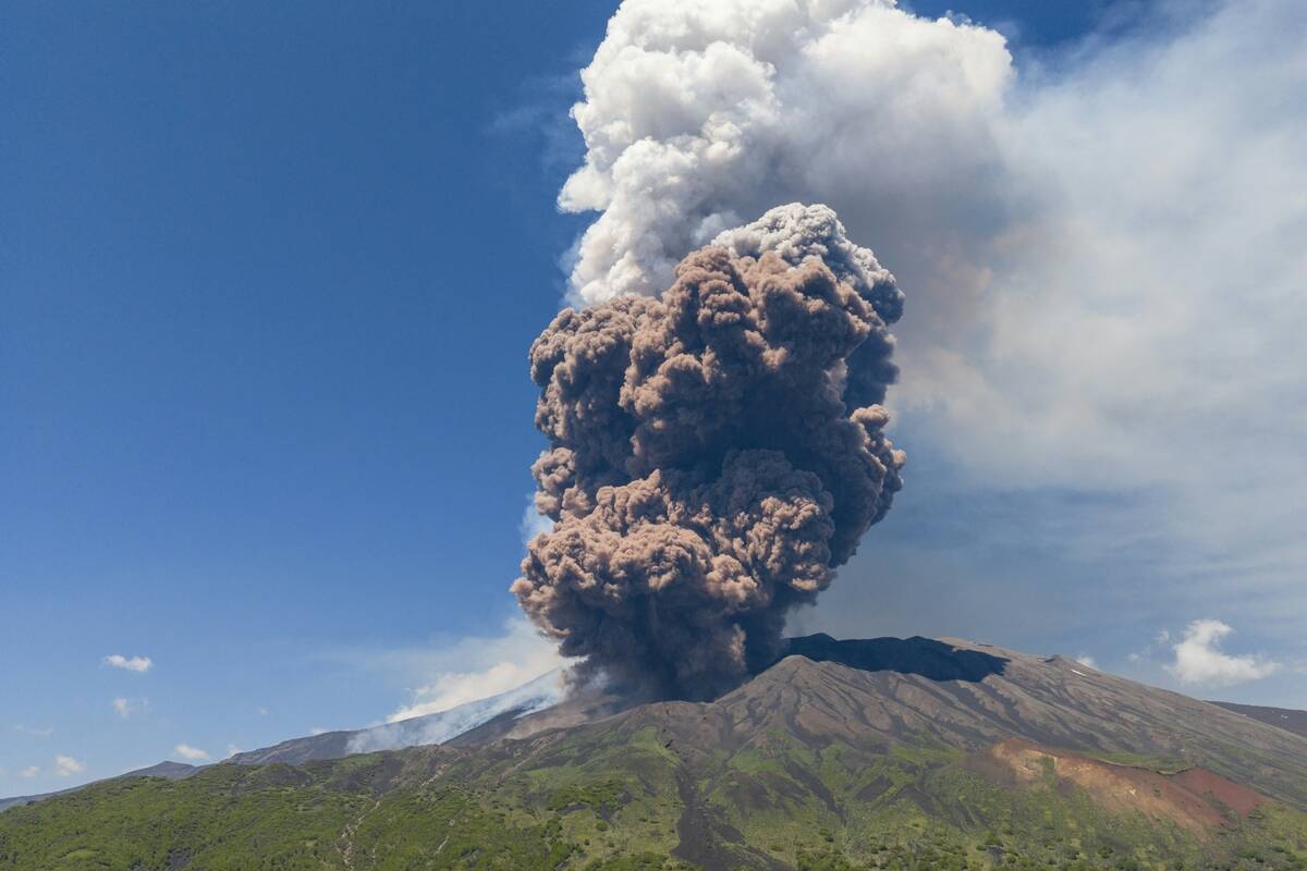 TOPSHOT-ITALY-VOLCANO-ERUPTION-ETNA