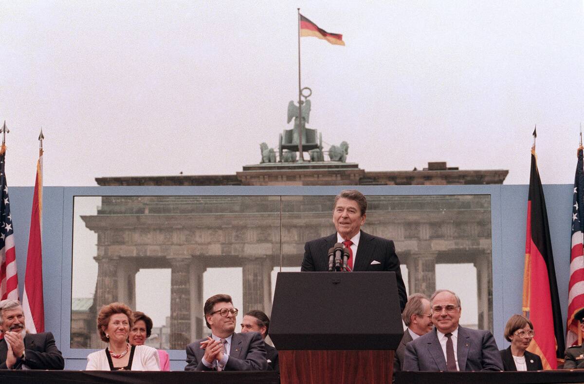 TOPSHOT-US-GERMANY-BERLIN WALL-REAGAN