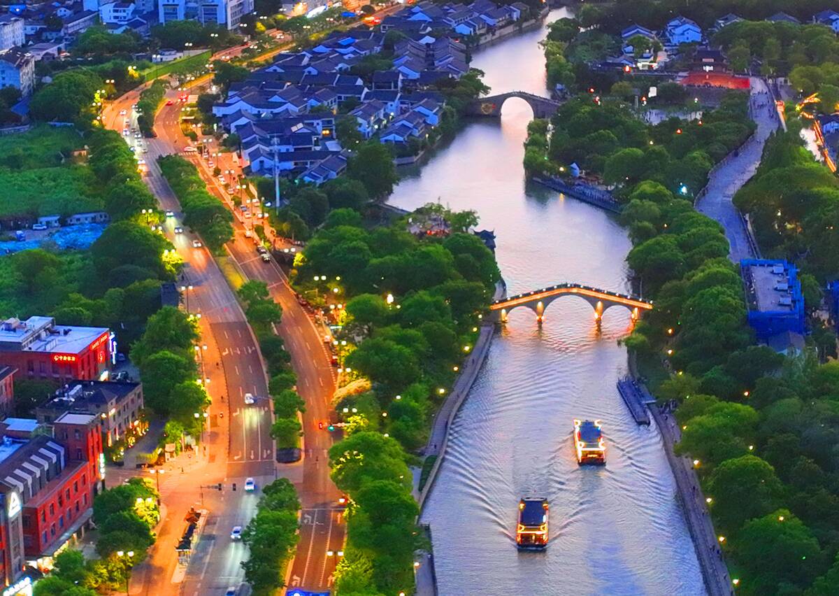 Tourists Enjoy Cool Boat Cruise In Summer In Suzhou