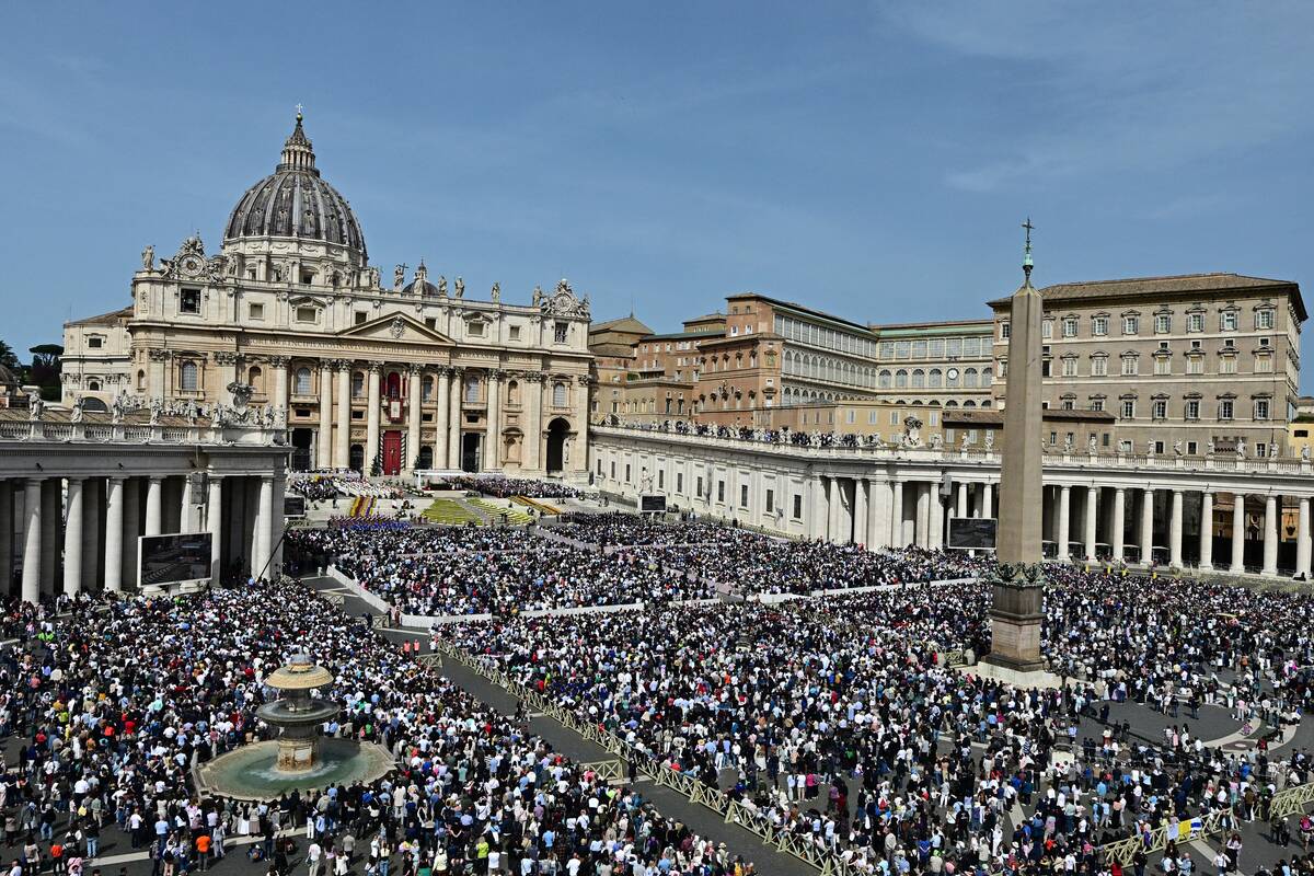 VATICAN-RELIGION-EASTER-MASS