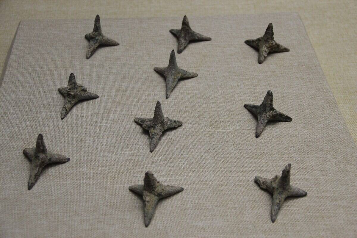 2048px-Han_Bronze_Caltrops