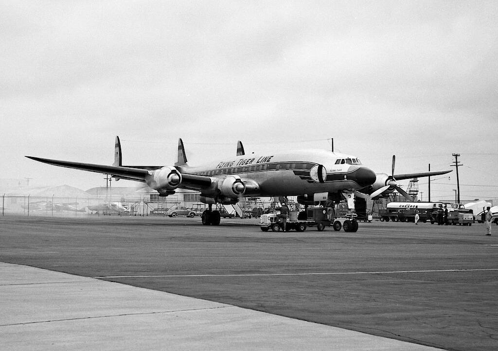Lockheed_L-1049H_Super_Constellation,_Flying_Tigers_JP7356674