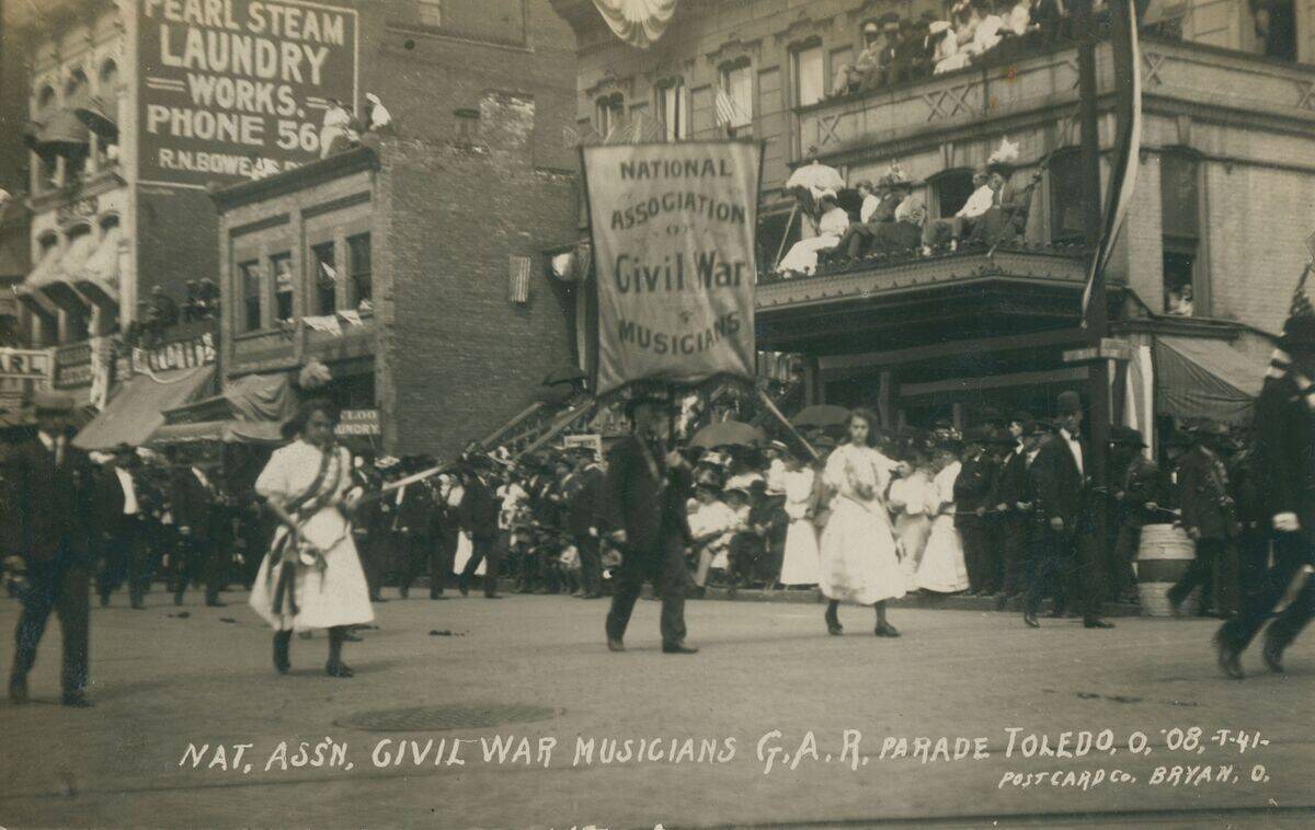 Nat._Assn._Civil_War_Musicians,_G.A.R._Parade,_Toledo,_O.,_1908_ DPLA_-_f981253e56ba5f8187de6bcbe3213987_(page_1)