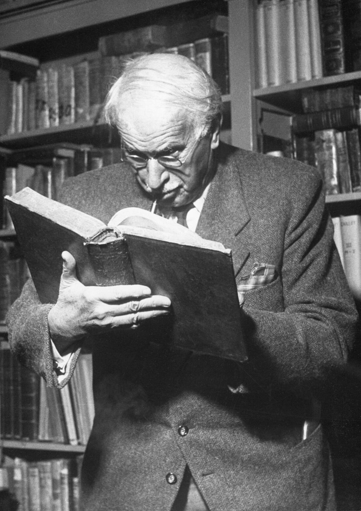 Psychiatrist Carl Jung Reading
