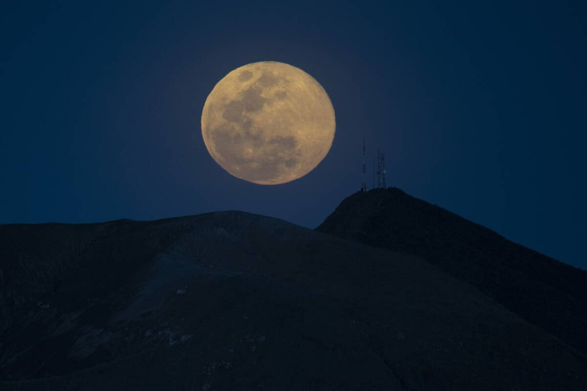 TOPSHOT-COSTA RICA-ASTRONOMY-FULL MOON-VOLCANO-TURRIALBA