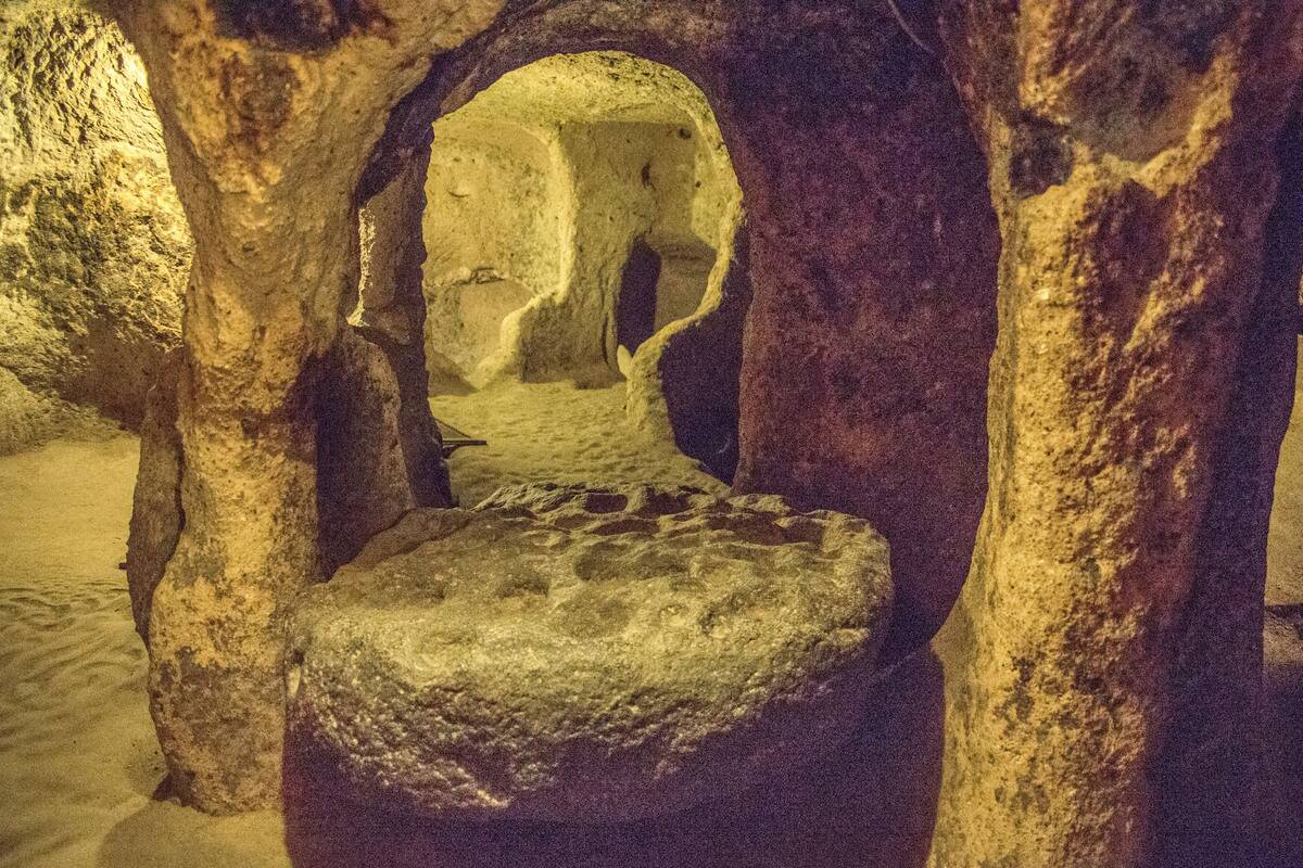 Verschlusstein des Eingangs, Kaymakli - die unterirdische Stadt, Kappadokien, Tuerkei
