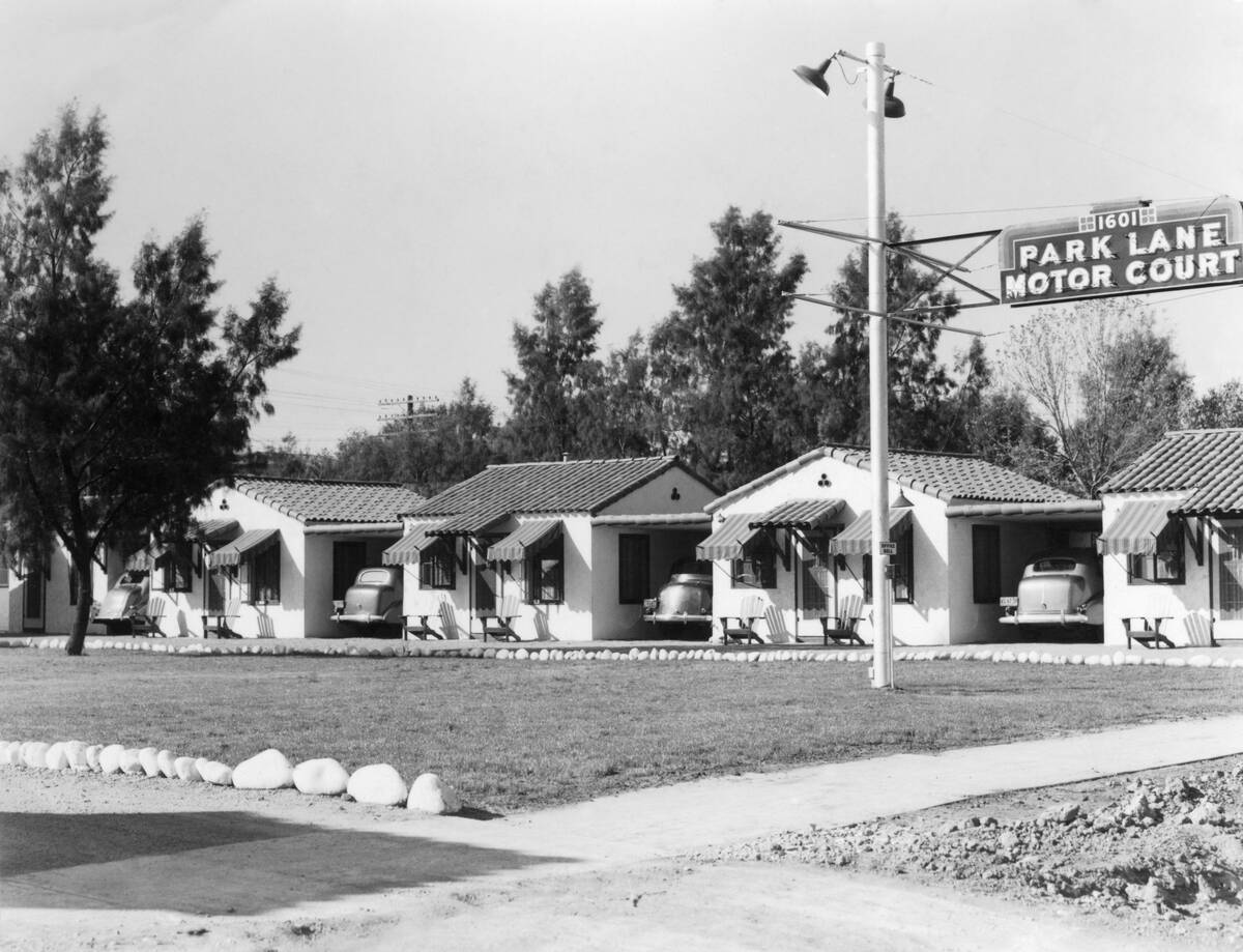1940s 4 CABINS WITH PARKED...