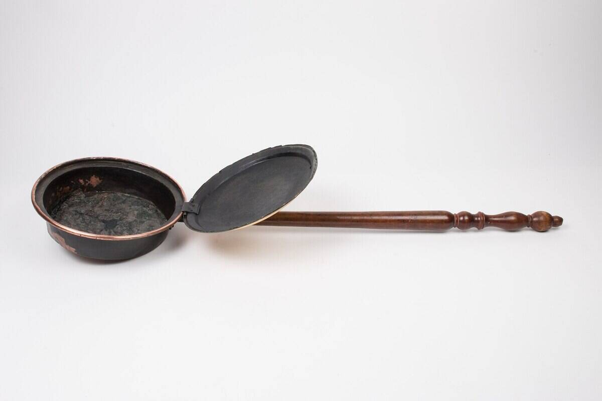 2048px-Bed_warmer_(AM_1965.78.84-4)