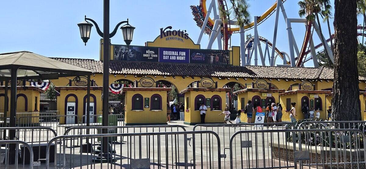 2048px-Knott's_Berry_Farm,_2025