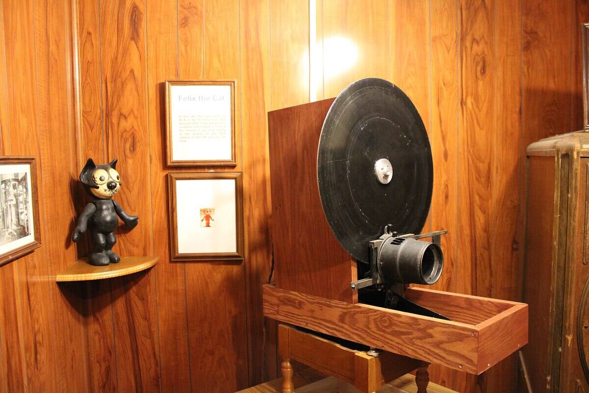 2048px-Mechanical_television_camera_at_the_Early_Television_Museum_June_2022