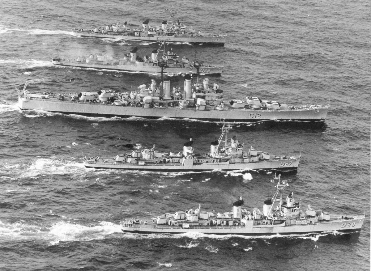 Brazilian_cruiser_Tamandaré_(C12)_underway_with_destroyers_during_the_1961_Lobster_War