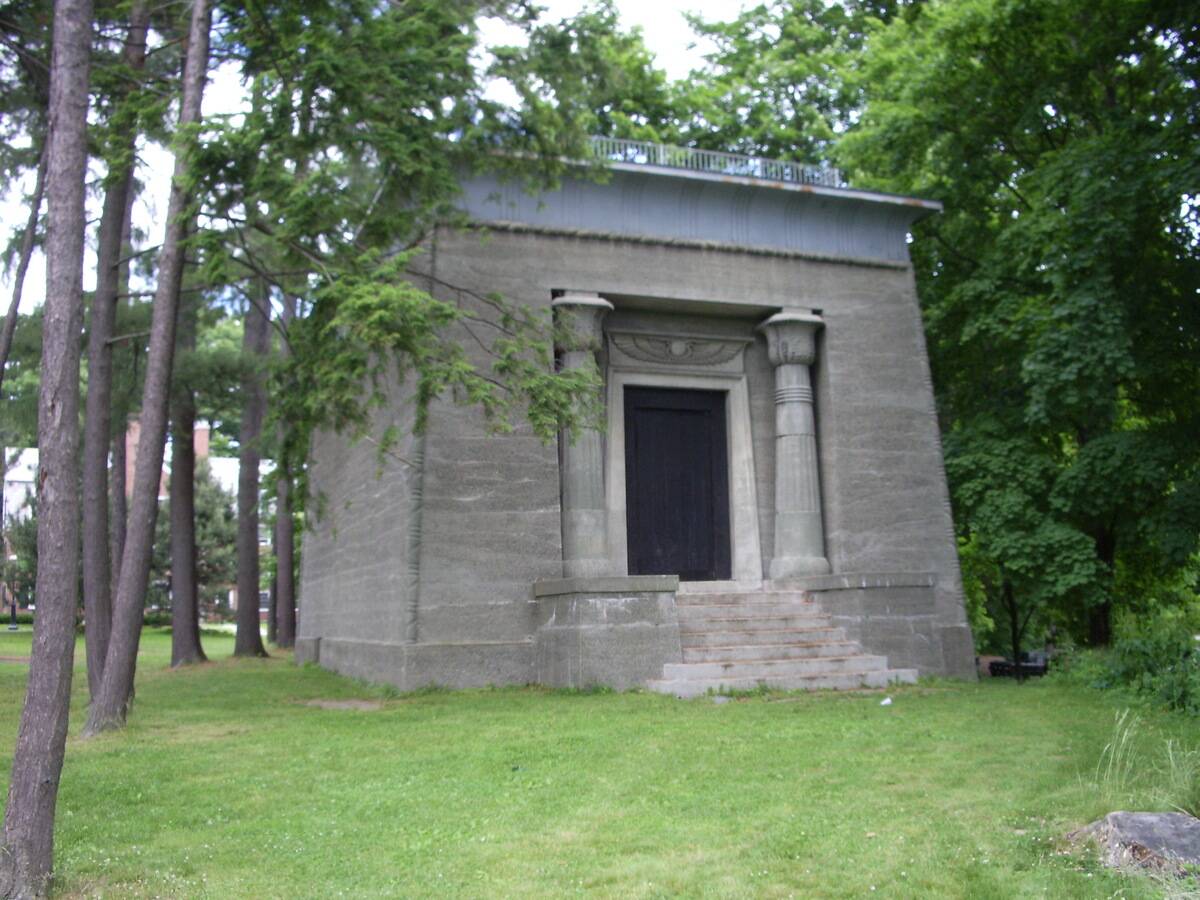 Dartmouth_College_campus_2007-06-23_Sphinx_03