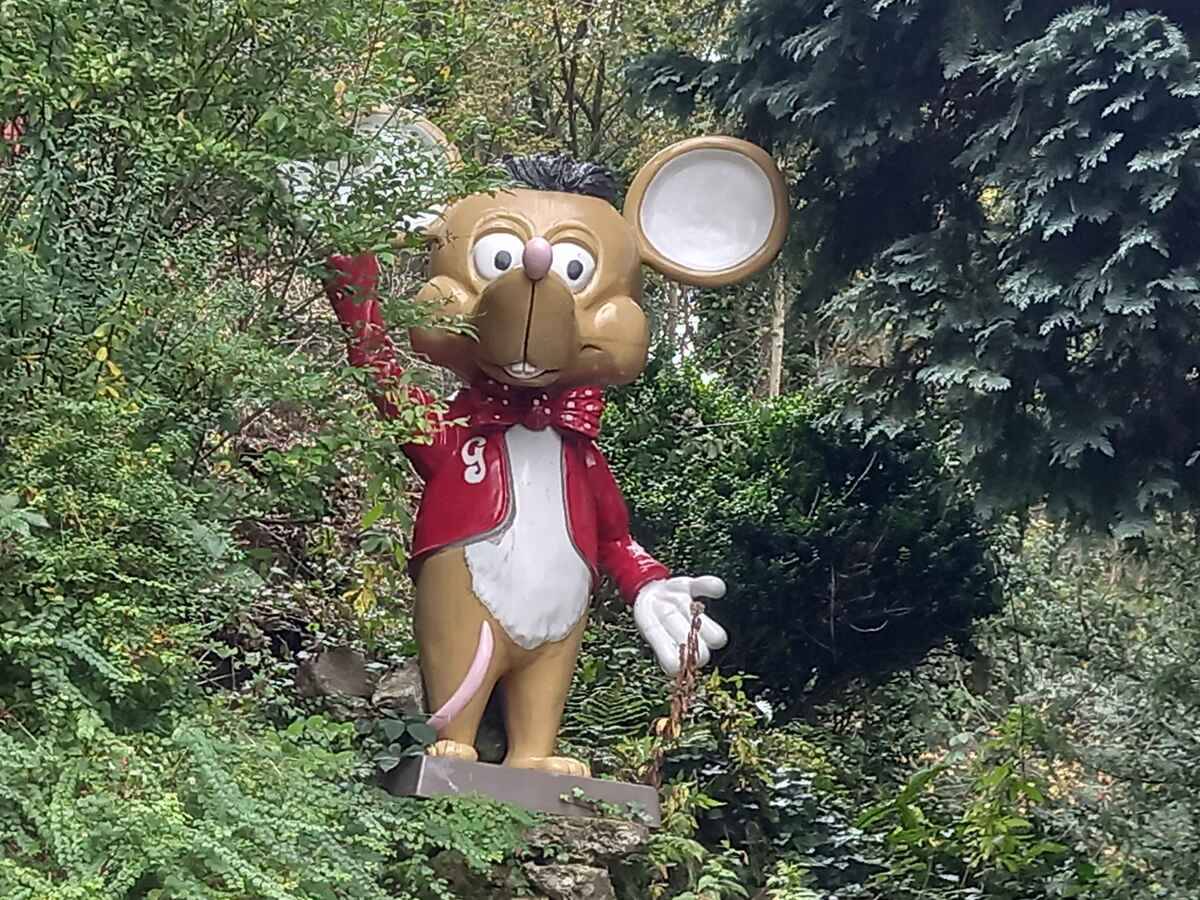 Gully_Mouse_Statue_at_Gulliver's_Kingdom,_Matlock_Bath
