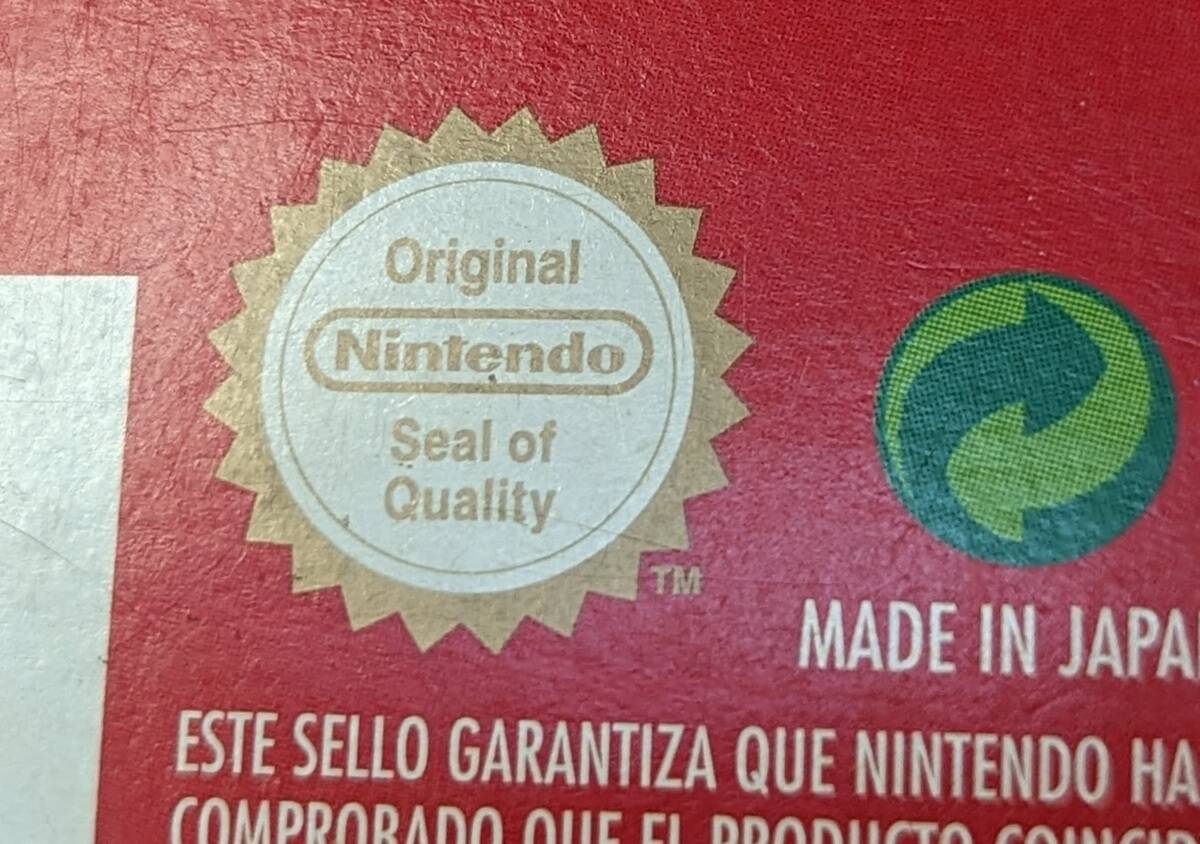 Sello_de_calidad_Nintendo_en_la_caja_incidiendo_luz