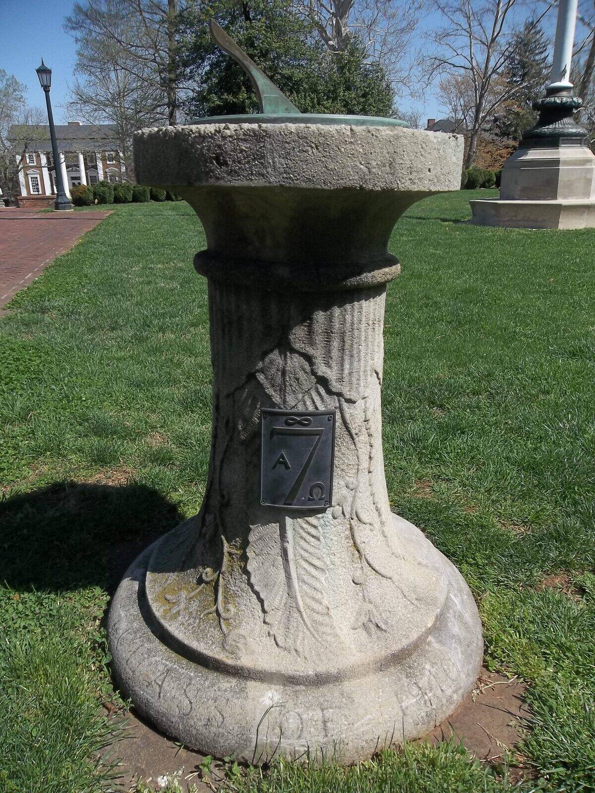 Seven_Society_sundial_side_view