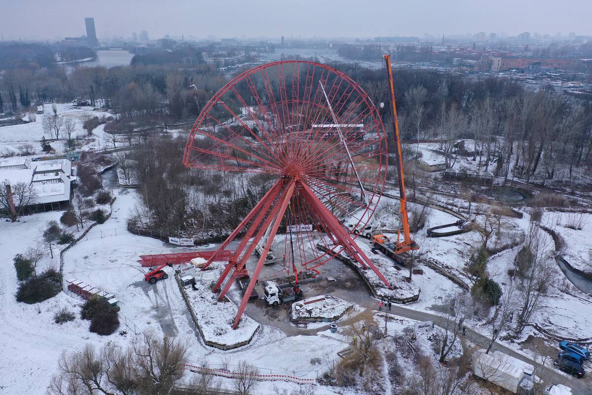 Berlin Ferris Wheel Dismantled For Renovation