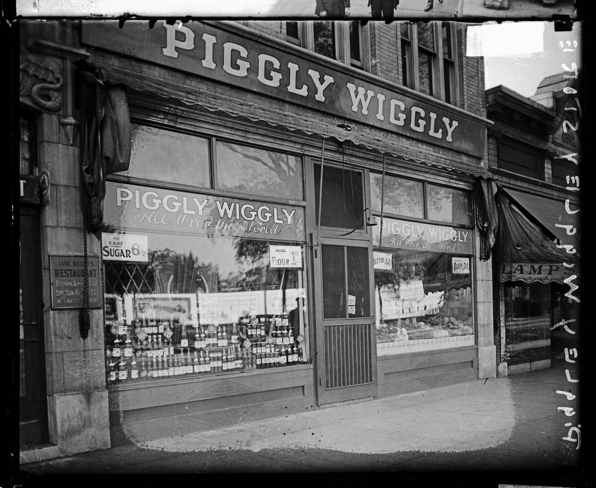 Front Of The Piggly Wiggly Store