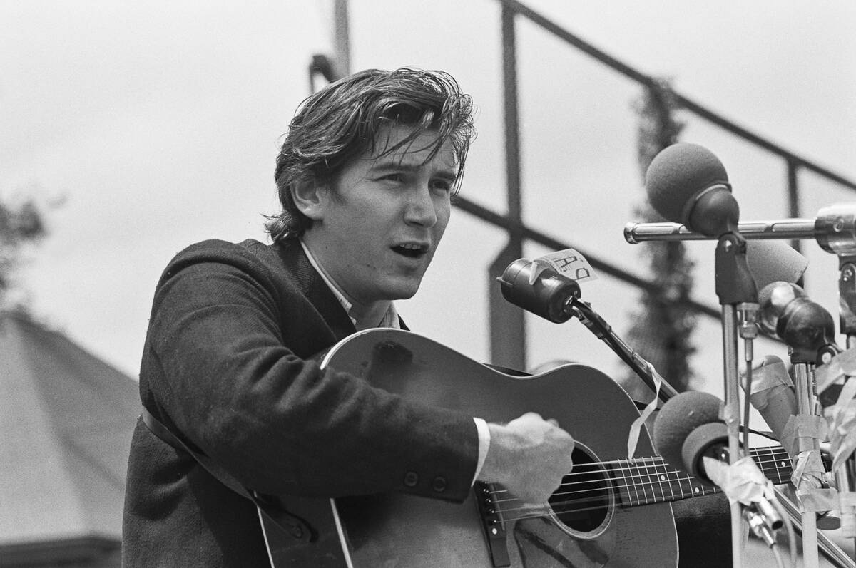 Phil Ochs At 'Vietnam Day'