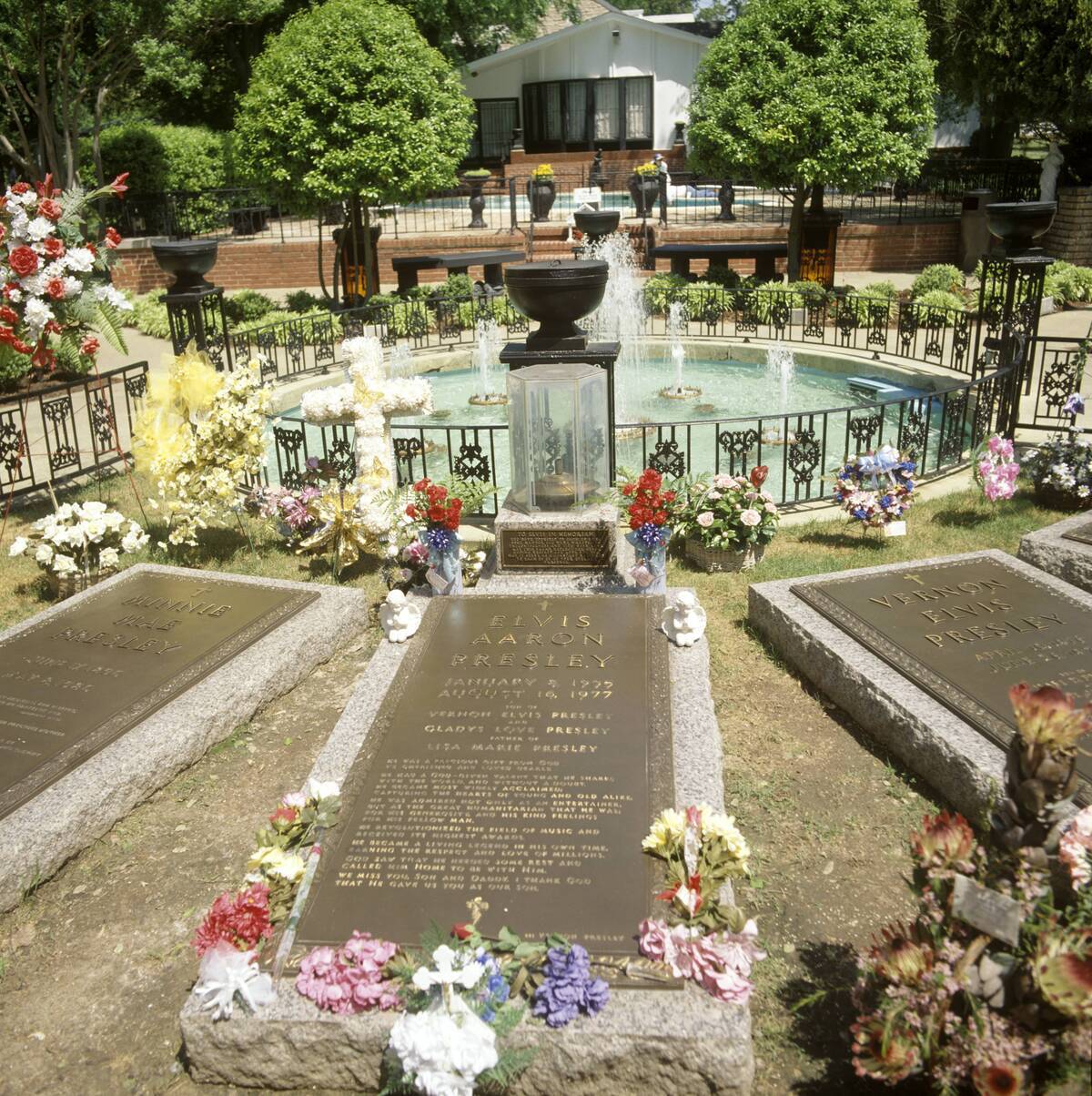 Photo of Elvis PRESLEY and VENUES and GRACELAND