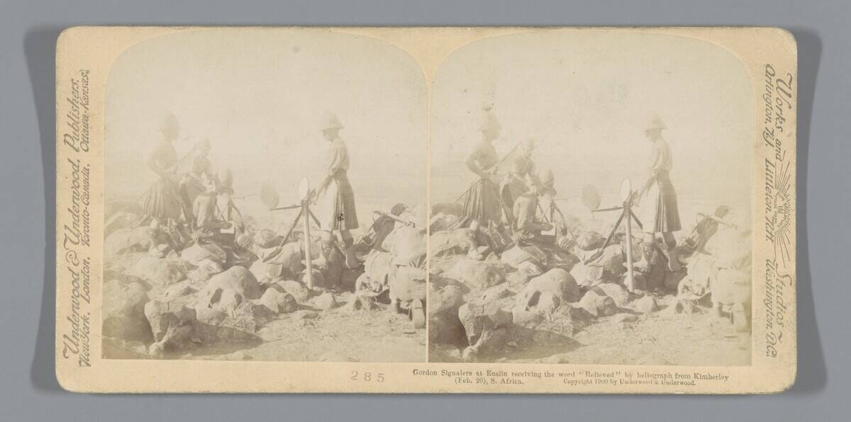 Soldiers of the Gordon Highlanders receiving a message on the heliograph