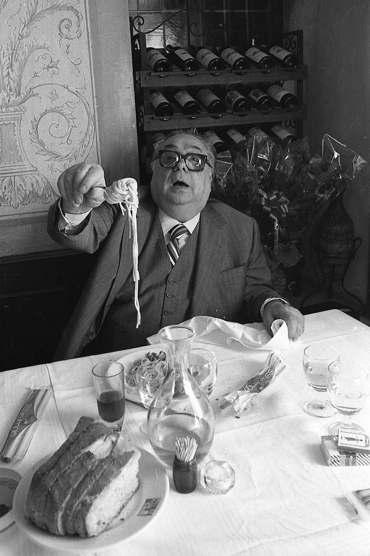 Actor Aldo Fabrizi while eating spaghetti at the restaurant, Rome 1975