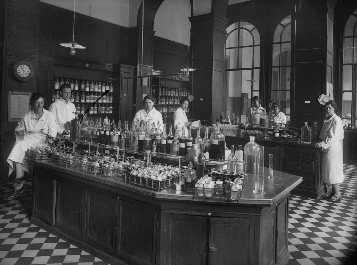 Central pharmacy of hospital. Paris, Tournelle qua