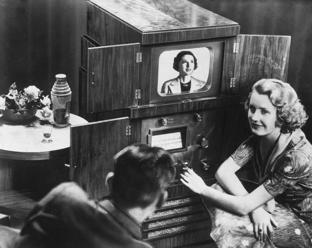 Demonstrating home television reception, 1936