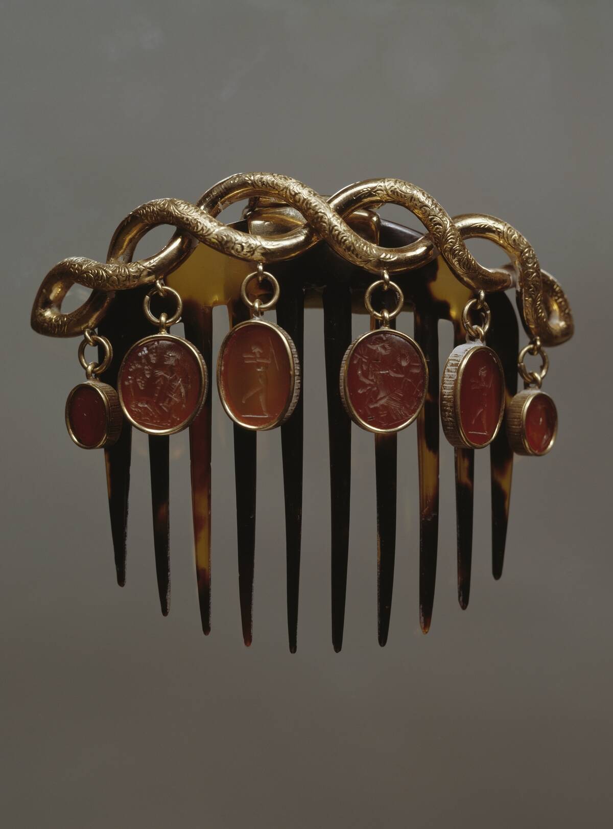 Gold haircomb with engraved pendants