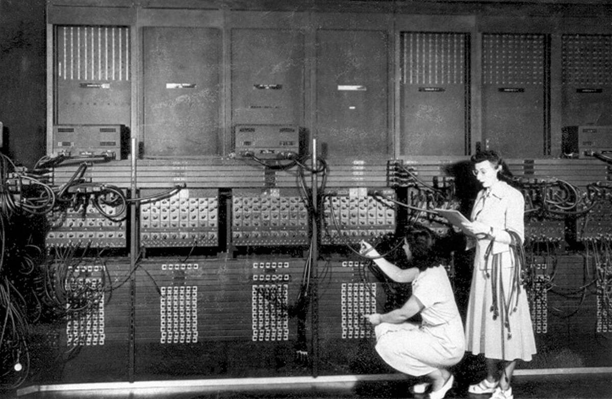 The computer ENIAC (Electronic Numerical Integrator And Computer) developed at the University of Pennsylvania in 1946 : 1st electronic computer