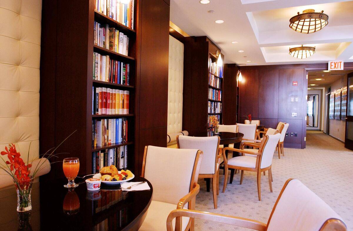 TO GO WITH USA-HOTEL-LIVRES 3/4 The breakfast and