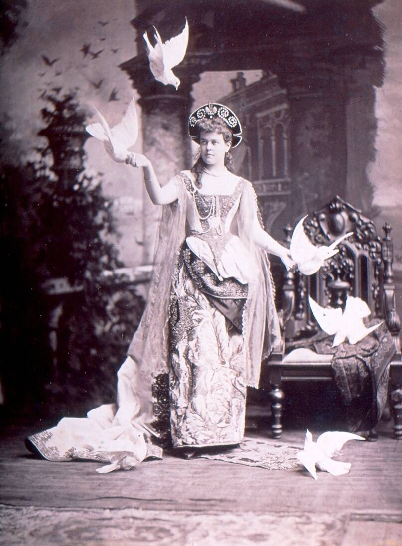 Alva_Vanderbilt_1883_Costume_Ball