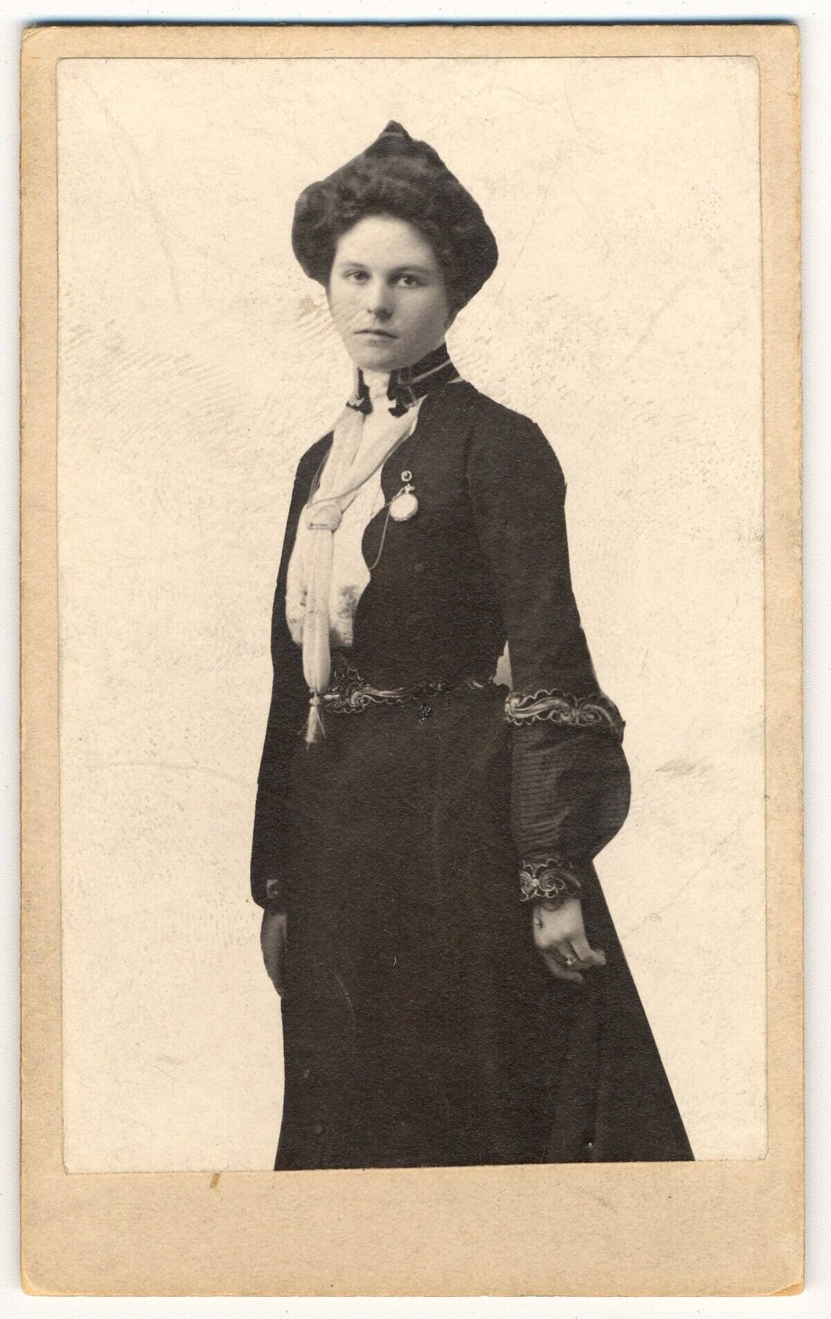 Etta_Place,_three-quarter_length_portrait_LCCN2006680236