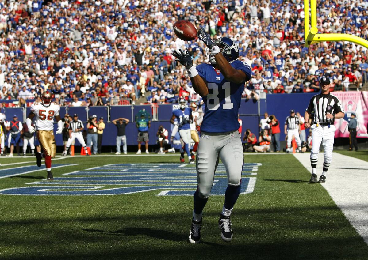 Giants Amani Toomer catches a touchdown pass in the first qu